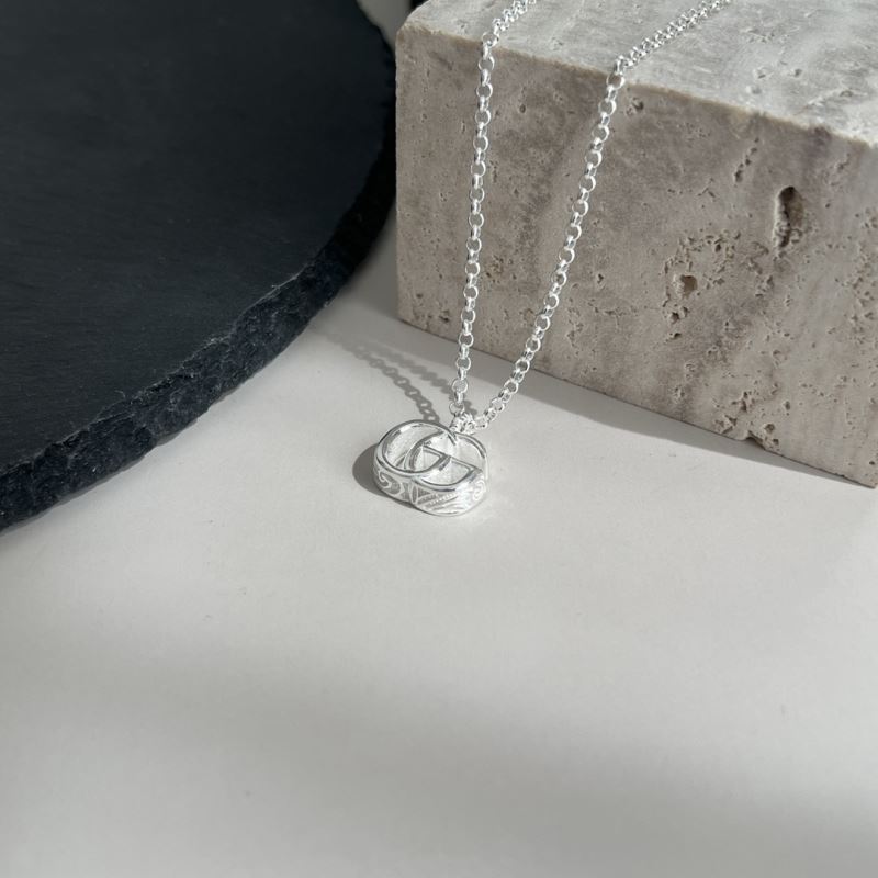 G*u*i necklaces